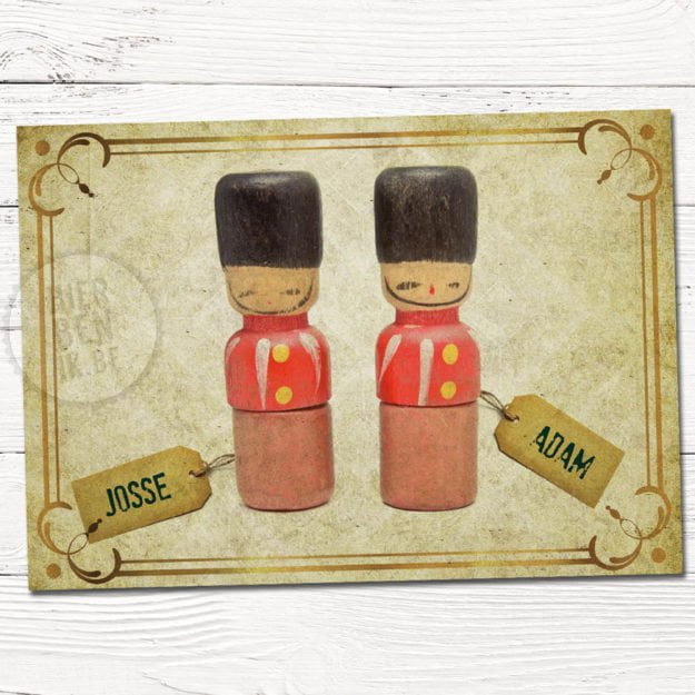 retro geboortekaartjes voor tweeling met houten popjes soldaten