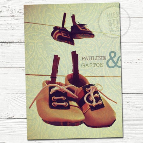 geboortekaartje met schoentjes voor tweeling retro look en achtergrond